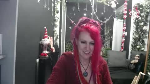 Snapshot of saucysky chatting on December 17, 8:42 am SaucySky online show from December 17, 8:42 am