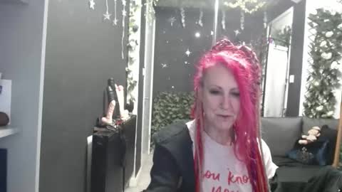 Snapshot of saucysky chatting on January 14, 10:21 am SaucySky online show from January 14, 10:21 am