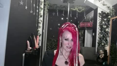 Snapshot of saucysky chatting on February 21, 12:44 am SaucySky online show from February 21, 12:44 am