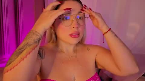 Snapshot of savanna_blonde chatting on June 14, 8:44 pm Savanna online show from June 14, 8:44 pm