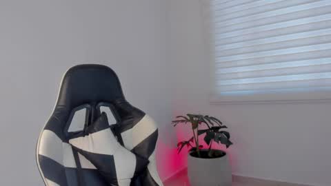 Savannahwildee online show from July 7, 12:20 pm