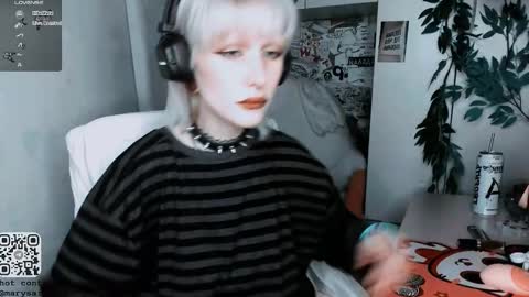 Snapshot of say_mary chatting on October 26, 8:59 pm pronoun she. name Mary. age 21. online show from October 26, 8:59 pm