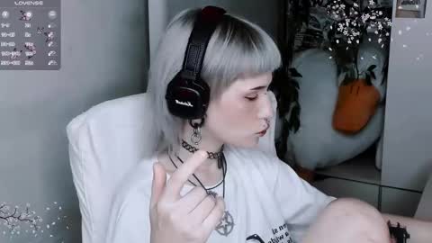 Snapshot of say_mary chatting on November 4, 5:56 pm pronoun she. name Mary. age 21. online show from November 4, 5:56 pm