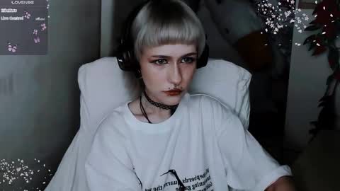 Snapshot of say_mary chatting on November 5, 5:02 pm pronoun she. name Mary. age 21. online show from November 5, 5:02 pm