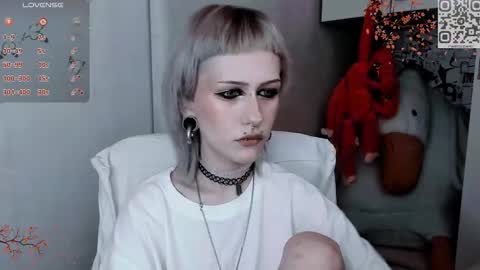 Snapshot of say_mary chatting on November 15, 11:51 am pronoun she. name Mary. age 21. online show from November 15, 11:51 am