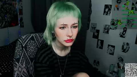 Snapshot of say_mary chatting on March 20, 6:13 pm pronoun she. name Mary. age 21. online show from March 20, 6:13 pm