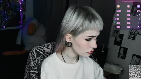 Snapshot of say_mary chatting on April 10, 11:31 pm pronoun she. name Mary. age 21. online show from April 10, 11:31 pm