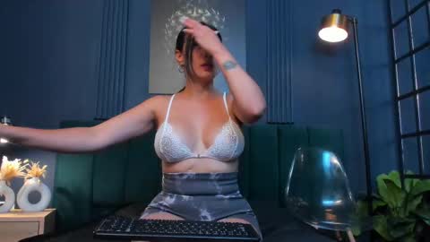 Scarlet Edwars online show from September 12, 6:30 pm