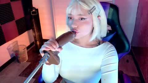 scarlet_gold online show from November 6, 4:35 am