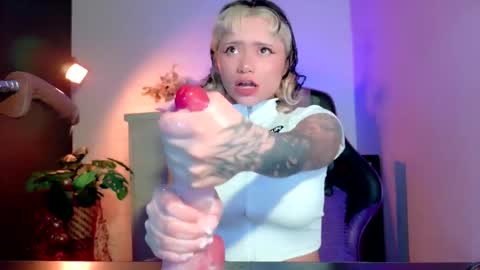 scarlet_gold online show from December 4, 5:06 am