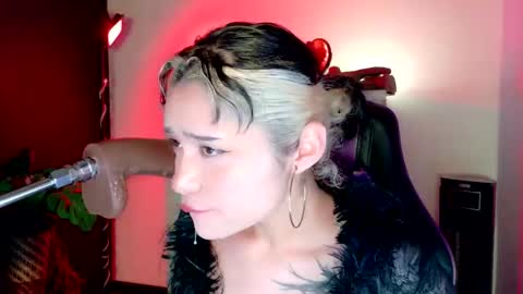 scarlet_gold online show from December 16, 3:33 am