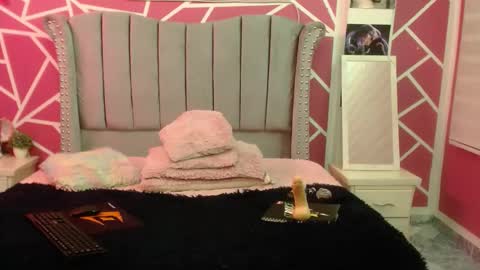 Snapshot of scarlet_sexy_1 chatting on March 1, 4:00 pm scarlet y melody online show from March 1, 4:00 pm