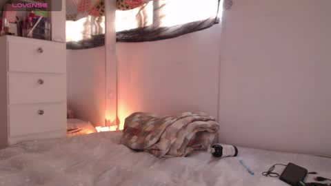 Scarlett Thumb up please help me 100 its important online show from April 15, 9:15 pm