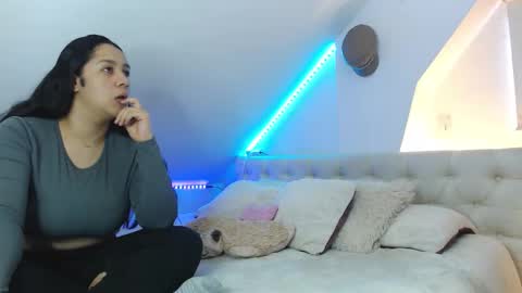 Scarlett and Jazmin online show from October 18, 11:00 am