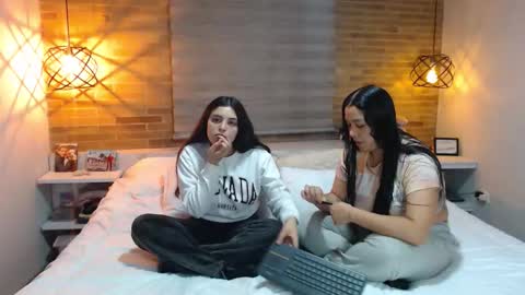 Scarlett and Jazmin online show from November 24, 10:15 am