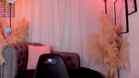 Scarlett Johs online show from September 17, 1:24 pm