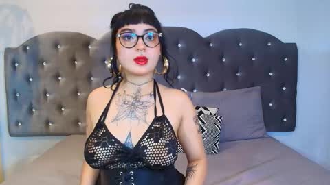 Snapshot of scarlett_venom_ chatting on February 4, 8:25 pm scarlett_venom_ online show from February 4, 8:25 pm