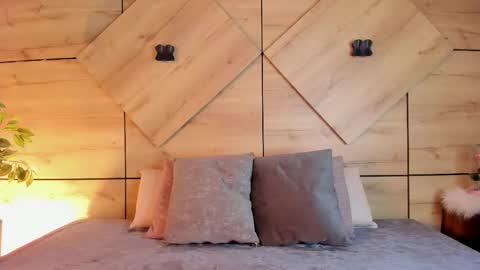     online show from February 11, 12:32 pm