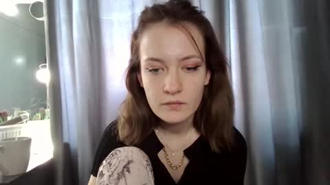 Snapshot of scented_elsa chatting on November 24, 10:37 am Elsa online show from November 24, 10:37 am