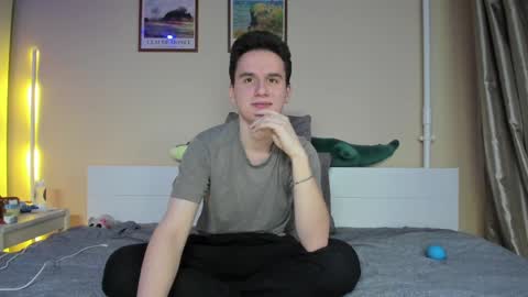 Snapshot of scooby_r chatting on December 4, 1:09 pm Thomas brunette and Alex blond online show from December 4, 1:09 pm