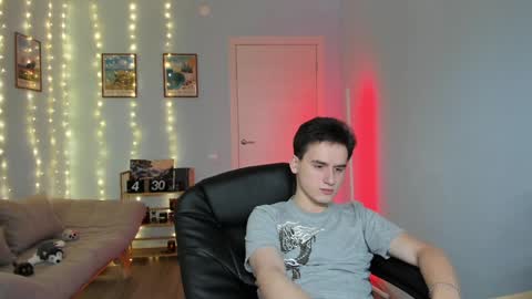 Snapshot of scooby_r chatting on December 16, 11:12 am Thomas brunette and Alex blond online show from December 16, 11:12 am