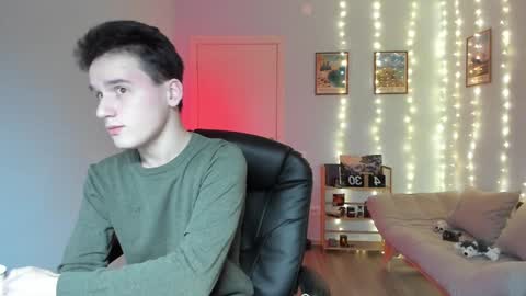 Snapshot of scooby_r chatting on December 17, 5:18 am Thomas brunette and Alex blond online show from December 17, 5:18 am