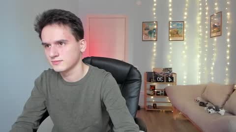 Snapshot of scooby_r chatting on December 17, 8:23 am Thomas brunette and Alex blond online show from December 17, 8:23 am