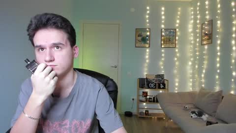 Snapshot of scooby_r chatting on December 21, 6:19 am Thomas brunette and Alex blond online show from December 21, 6:19 am