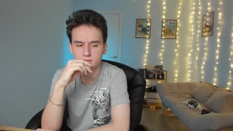 Snapshot of scooby_r chatting on December 25, 6:31 am Thomas brunette and Alex blond online show from December 25, 6:31 am