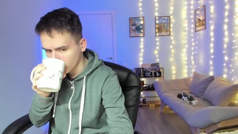 Snapshot of scooby_r chatting on January 5, 5:20 am Thomas brunette and Alex blond online show from January 5, 5:20 am