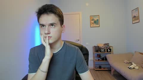 Snapshot of scooby_r chatting on January 28, 5:54 am Thomas brunette and Alex blond online show from January 28, 5:54 am