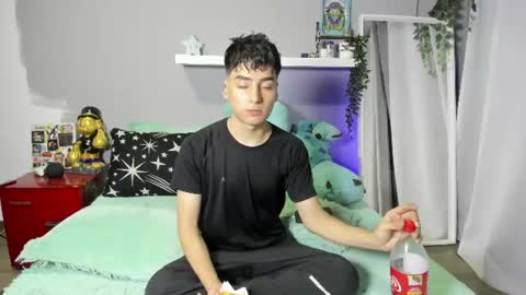 Snapshot of sebas_rosse chatting on June 20, 12:25 am sebastian online show from June 20, 12:25 am