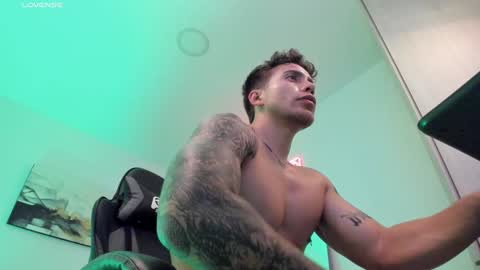 Snapshot of sebastianortizm chatting on February 5, 4:06 am Lucian Sinclair online show from February 5, 4:06 am