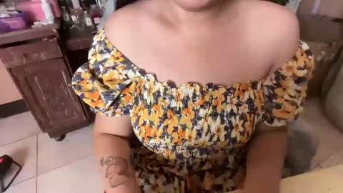 Snapshot of seductive_housewife chatting on February 15, 10:36 am seductive_housewife online show from February 15, 10:36 am