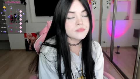 Snapshot of selena___cute chatting on December 12, 4:59 am Selena online show from December 12, 4:59 am