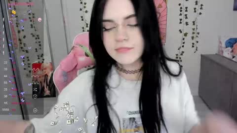 Snapshot of selena___cute chatting on February 11, 5:05 am Selena online show from February 11, 5:05 am