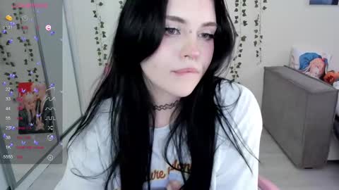 Snapshot of selena___cute chatting on February 17, 8:09 am Selena online show from February 17, 8:09 am