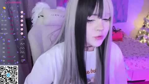 Snapshot of selena___cute chatting on December 16, 7:13 am Selena online show from December 16, 7:13 am