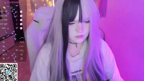 Snapshot of selena___cute chatting on February 12, 7:25 am Selena online show from February 12, 7:25 am