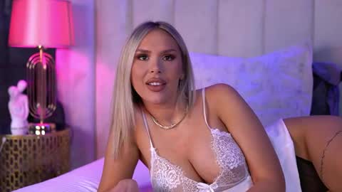 Selena online show from April 11, 7:02 am