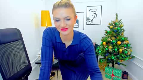 selenaemoore online show from December 20, 5:25 am