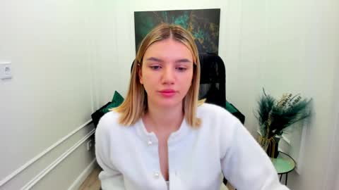 selenaemoore online show from June 3, 3:42 am