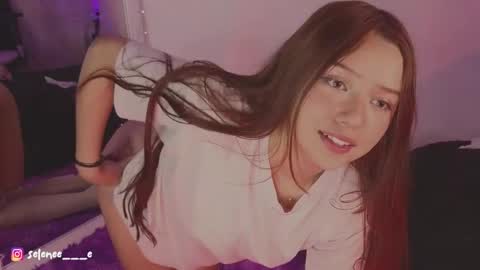 Snapshot of selenee___e chatting on February 19, 8:22 am selene online show from February 19, 8:22 am