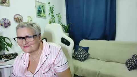 Snapshot of selenna57 chatting on December 5, 8:27 pm Selenna online show from December 5, 8:27 pm