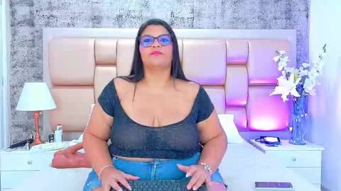 Snapshot of selennacooper chatting on December 5, 11:30 am Selenna Cooper online show from December 5, 11:30 am