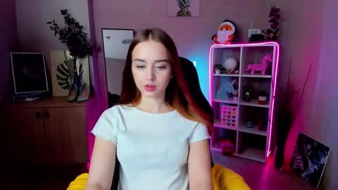 Snapshot of sensual_amy_ chatting on February 19, 8:32 am Emily online show from February 19, 8:32 am