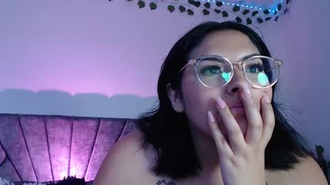 Snapshot of sensual_flame chatting on February 27, 10:42 pm Camille and sophie online show from February 27, 10:42 pm