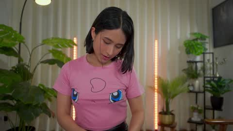 Snapshot of sensualcherry_ chatting on December 6, 11:47 pm Maria- OF sensual bee online show from December 6, 11:47 pm