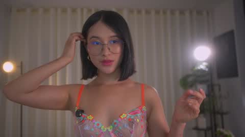 Snapshot of sensualcherry_ chatting on January 9, 2:11 am Maria- OF sensual bee online show from January 9, 2:11 am