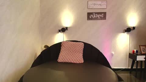 Snapshot of seren_bleck chatting on February 15, 9:38 am Seren Follow me online show from February 15, 9:38 am